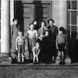 Lady Helen O'Brien with evacuees, Broxmouth House, Dunbar.jpg
